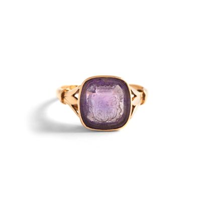 null 18K yellow gold ring 750‰ adorned with an intaglio on amethyst representing...