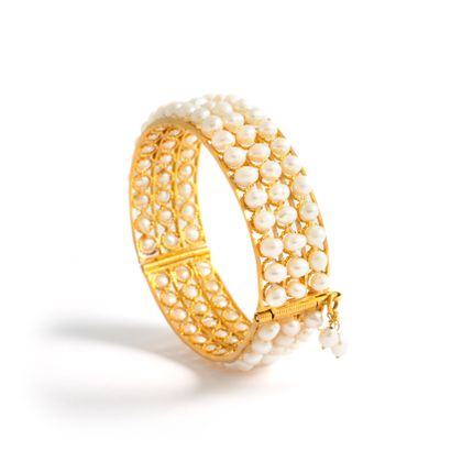 null Bracelet en or jaune 18K 750‰ parsemé de perles de cultures.
Usure conforme...