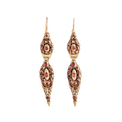null Pair of 14K yellow gold 585‰ earrings set with orange stones. Iberian work.
Traces...