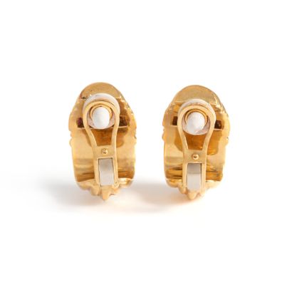 null Pair of 18K yellow gold 750‰ earrings respectively set with calibrated red stones.
Wear...