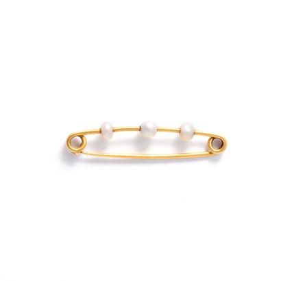 null 18K yellow gold 750‰ brooch forming a safety pin adorned with three cultured...