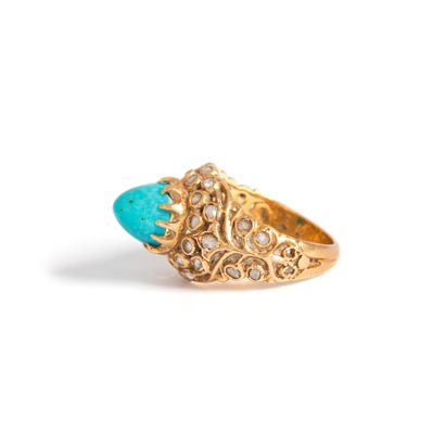 null 18K yellow gold 750‰ ring set with round-cut diamonds and centered with a cabochon-cut...