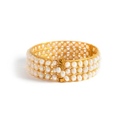 null Bracelet en or jaune 18K 750‰ parsemé de perles de cultures.
Usure conforme...