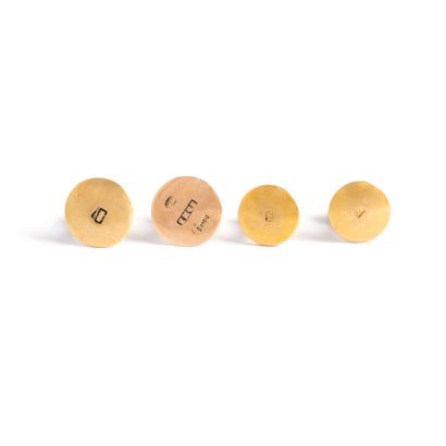 null Ensemble de quatre boutons de plastron en or jaune 18K 750‰ respectivement orné...