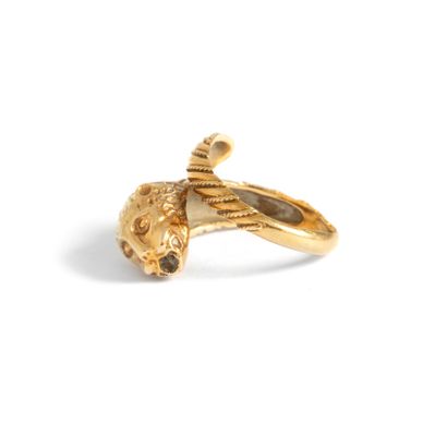 null 18K yellow gold 750‰ ring set with white stones representing a lion's head.
Scratches,...