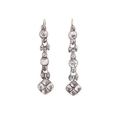 null Pair of 800‰ silver earrings set with white stones.
Traces of soldering, oxidation,...