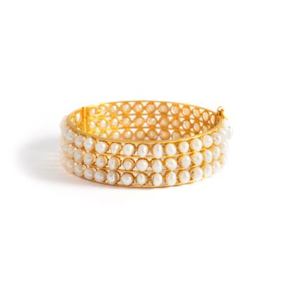 null 18K yellow gold bracelet 750‰ studded with cultured pearls.
Wear consistent...