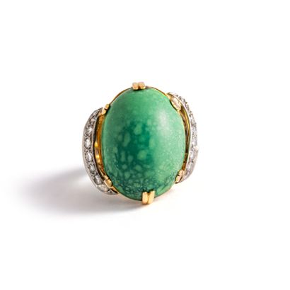 null 18K yellow and white gold ring 750‰ adorned with a cabochon turquoise (treated)...