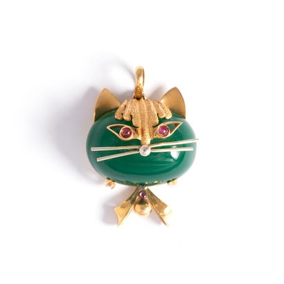 null 18K gold pendant 750‰ representing a cat and holding a green cabochon stone....