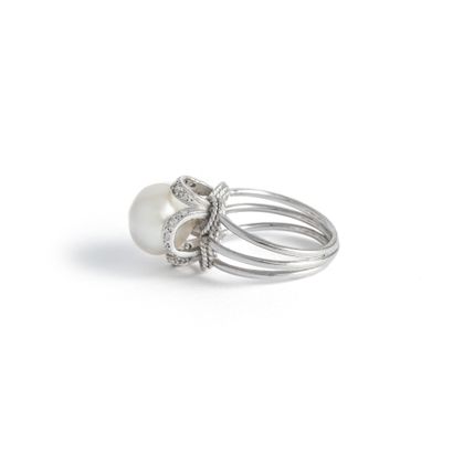 null 18K white gold 750‰ ring centered with a cultured pearl surrounded by round-cut...