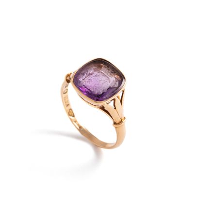 null 18K yellow gold ring 750‰ adorned with an intaglio on amethyst representing...