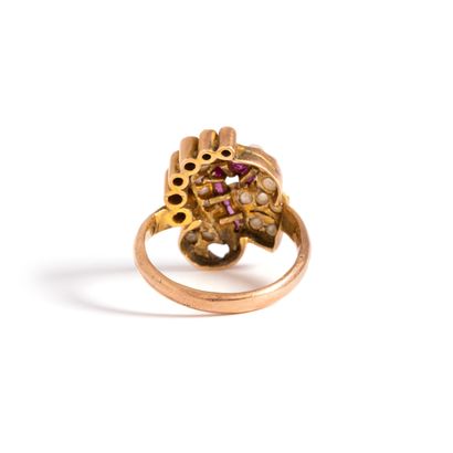 null 18K yellow gold 750‰ ring set with cultured pearls and calibrated red stones.
Traces...
