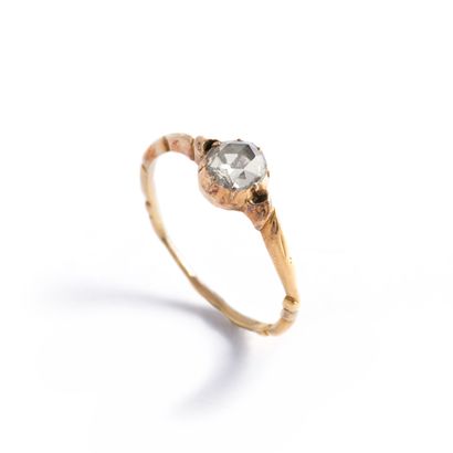 null 18K gold ring 750‰ centered with a rose-cut diamond. Swedish hallmarks.
Wear...