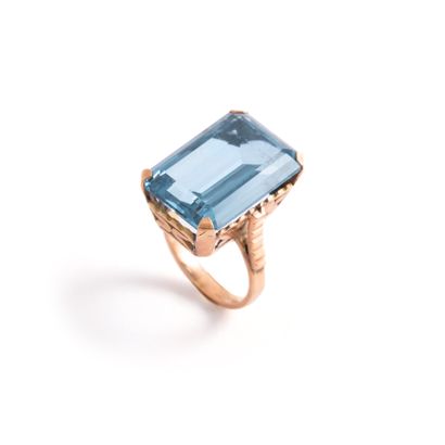 null 14K gold 585‰ ring set with an emerald-cut blue stone.
Wear consistent with...