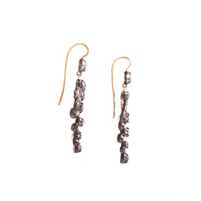 null Pair of 18K gold 750‰ and silver 800‰ earrings depicting clusters of grapes...