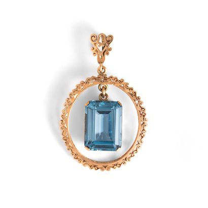 null 14K gold pendant 585‰ adorned with a large emerald-cut blue stone.
Wear consistent...