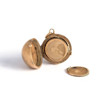 null 14K yellow gold pendant 585‰ representing a sphere containing small discs holding,...