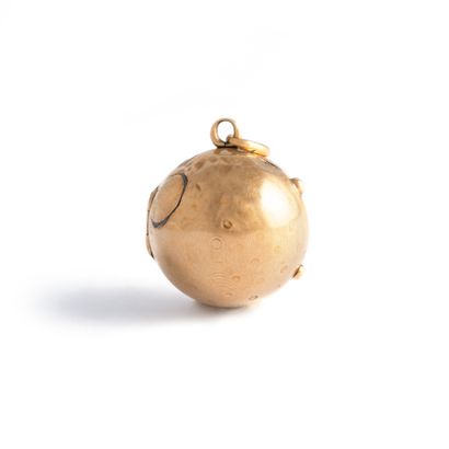 null 14K yellow gold pendant 585‰ representing a sphere containing small discs holding,...