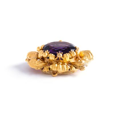 null 18K yellow gold 750‰ brooch centered with an oval cut amethyst. Swedish hallmarks.
Deformations...