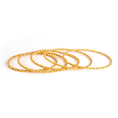 null Ensemble de cinq bracelets en or jaune 18K 750‰ torsadés.
Usure conforme à l'âge...