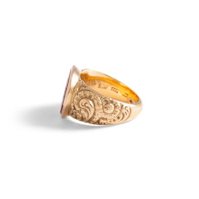 null Yellow gold18K 750‰ signet ring chased with scrolls adorned with an intallion...