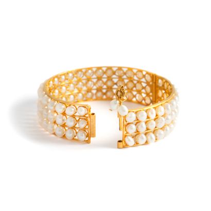 null 18K yellow gold bracelet 750‰ studded with cultured pearls.
Wear consistent...
