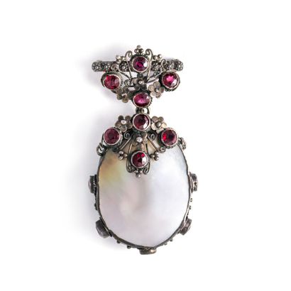 null Silver 800‰ brooch set with red stones and holding a double-sided mother-of-pearl...
