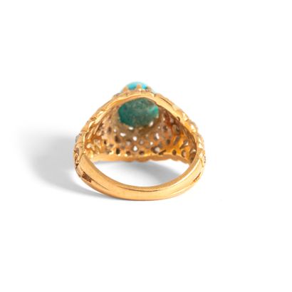 null 18K yellow gold 750‰ ring set with round-cut diamonds and centered with a cabochon-cut...