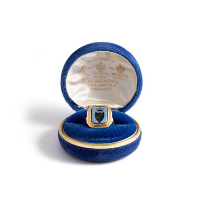 null Yellow gold 18K 750‰ signet ring adorned with an intaglio on nicolo agate representing...
