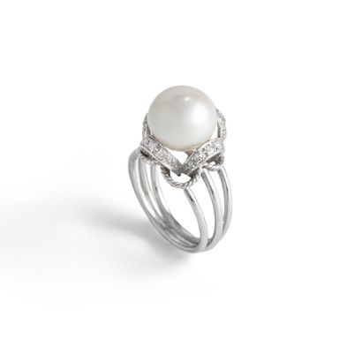 null 18K white gold 750‰ ring centered with a cultured pearl surrounded by round-cut...
