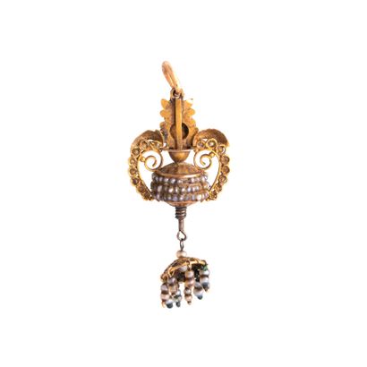 null 8K gold pendant 333‰ set with cultured pearls.
Accidents, missing pieces. Height...
