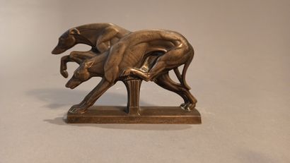 null French school of the XXth century
Greyhound race
Bronze with medal patina
H....