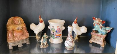 null Ensemble comprenant un vase en porcelaine à décor d'un couple de dignitaires...