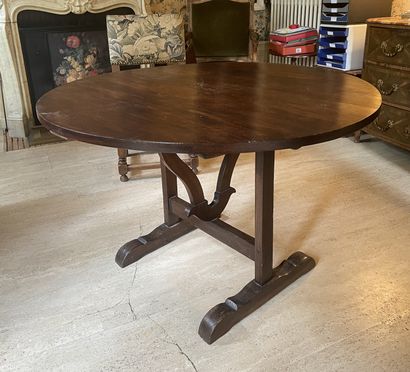 null Pair of round oak tables with tilting top. 
19th century. 
68 x 103 cm
Wear...