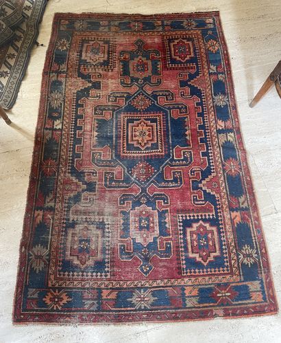 null Lot of three carpets, two in wool and one in wool and silk with guhl patterns....