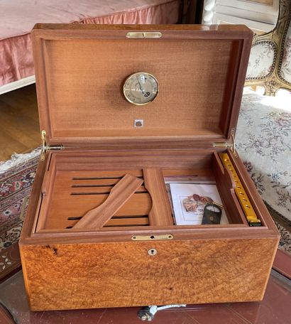 null ELIE-BLEU PARIS
Cigar case in varnished burr. 
20 x 40 x 25 cm