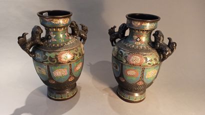 null Pair of baluster vases in copper alloy and champlevé enamels, with polychrome...