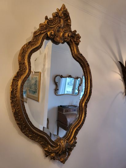 null Two mirrors in patinated wood with a shell decoration.
109 x 67 cm and 56 x...