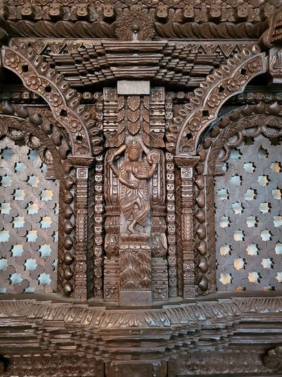 null Architectural element in carved wood decorated with geometric motifs in niches,...