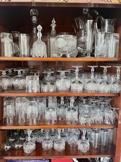 Mannette of glassware including approximately...