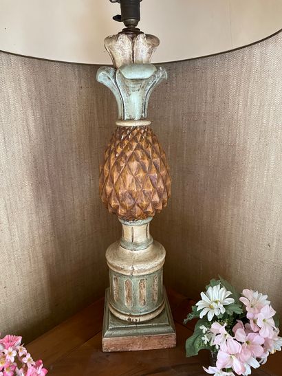 null Pied de lampe en bois sculpté laqué polychrome, fût à décor d'un ananas. 
H....