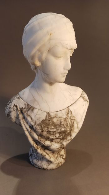 null School of the XXth century
Female bust in marble
Small accidents
H. 46 cm