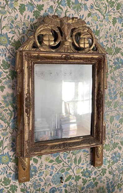 null Deux miroirs en bois redoré et sculpté de fleurettes. 
XVIIIè siècle. 
Miroir...