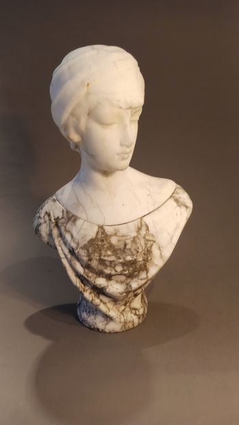 null School of the XXth century
Female bust in marble
Small accidents
H. 46 cm