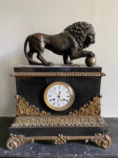 null Black marble and patinated bronze clock with a lion in bronze with brown patina....