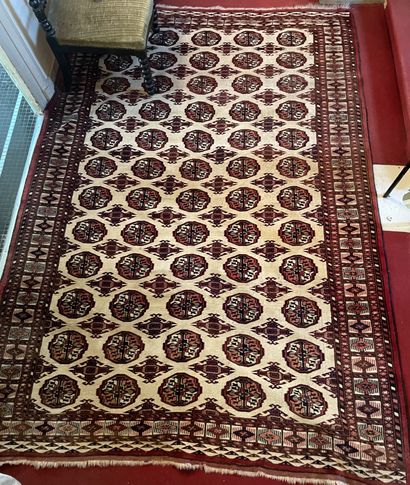 null Lot of three carpets, two in wool and one in wool and silk with guhl patterns....
