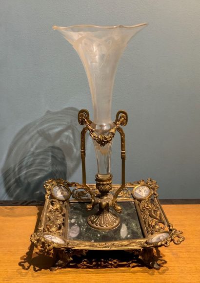null Vase en cristal, monture en bronze doré, base en marbre, écoinçons à l'imitation...