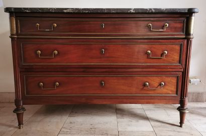 null Mahogany chest of drawers with fluted uprights opening to three drawers. Ornamentation...