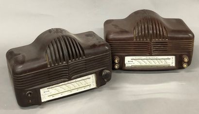 null Deux radios SONORA Excellence 301 dit Cadillac, circa 1947 en bakélite marron
Manques,...