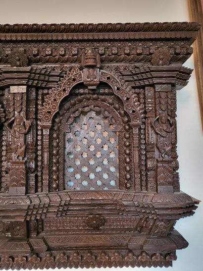 null Elément d'architecture en bois sculpté à décor de motifs géométriques dans des...